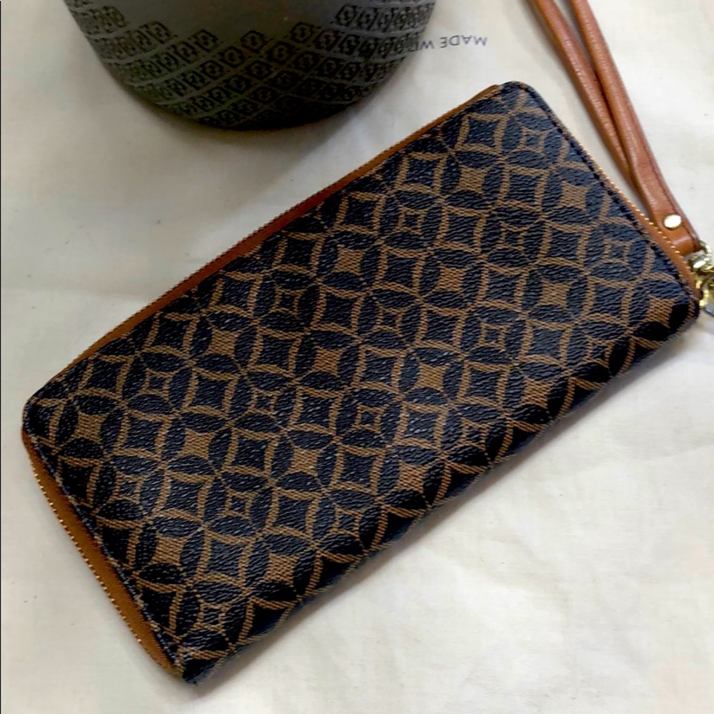 Fossil Wristlet
